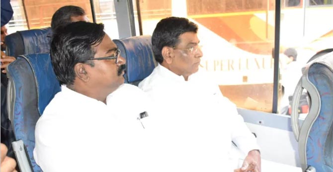 ఆర్టీసీ బస్సులో ప్రయాణించిన మంత్రి పువ్వాడ ఆర్టీసీ బస్సులో ప్రయాణించిన మంత్రి పువ్వాడ