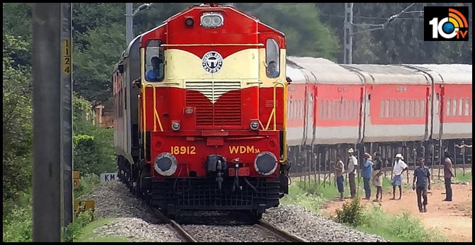 గేదెను ఢీకొన్న ప్యాసింజర్ రైలు : నిలిచిపోయిన పలు ఎక్స్ప్రెస్ రైళ్లు గేదెను ఢీకొన్న ప్యాసింజర్ రైలు : నిలిచిపోయిన పలు ఎక్స్ప్రెస్ రైళ్లు