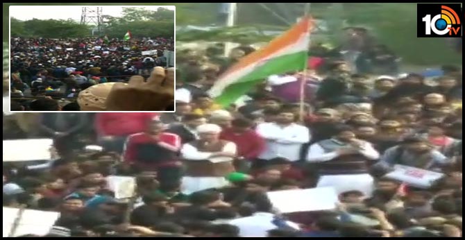 పౌరసత్వ ప్రకంపనలు : జామియా మిలియా ఇస్లామియా వర్సిటీ వద్ద ఉద్రిక్తత పౌరసత్వ ప్రకంపనలు : జామియా మిలియా ఇస్లామియా వర్సిటీ వద్ద ఉద్రిక్తత