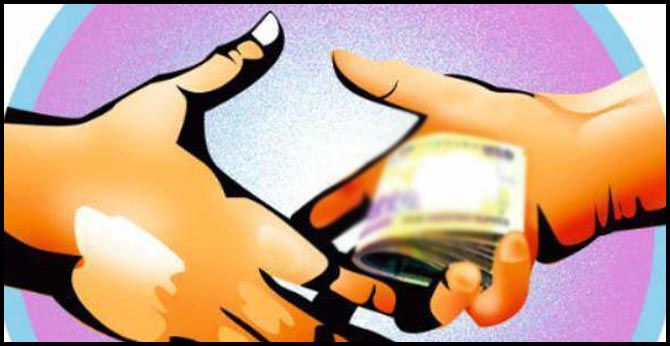 లక్ష రూపాయలు లంచం తీసుకుంటూ ఏసీబీకి చిక్కిన SI లక్ష రూపాయలు లంచం తీసుకుంటూ ఏసీబీకి చిక్కిన SI