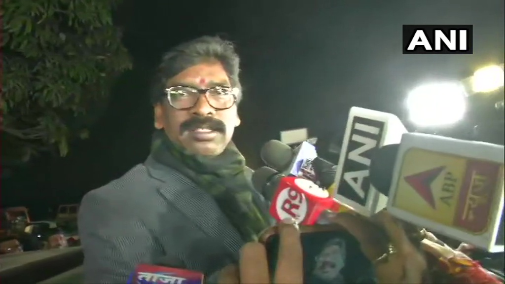 29నే ప్రమాణస్వీకారం..గవర్నర్ ని కలిసిన హేమంత్ సోరెన్ 29నే ప్రమాణస్వీకారం..గవర్నర్ ని కలిసిన హేమంత్ సోరెన్