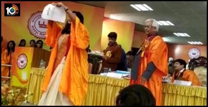 Student's Shock Protest While Taking Degree At Jadavpur University
