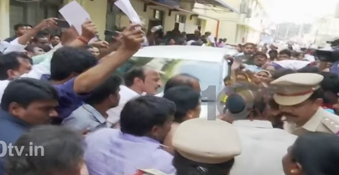 Tension near Guntur GGH, janasena Leaders and public unions blocked vasireddy padma