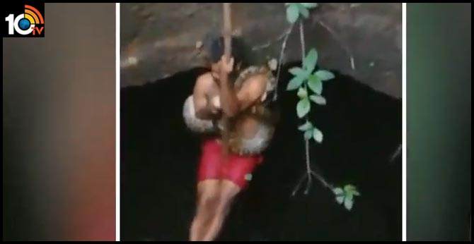 The assistant who was supposed to save the snake fell into trouble