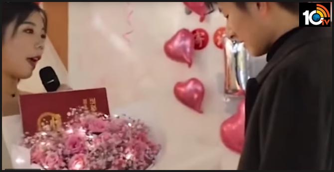 Woman in China proposes to boyfriend