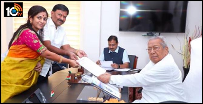 బ్రాహ్మణ అట్రాసిటీ చట్టం: గవర్నర్కి యామినీ శర్మ వినతి బ్రాహ్మణ అట్రాసిటీ చట్టం: గవర్నర్కి యామినీ శర్మ వినతి