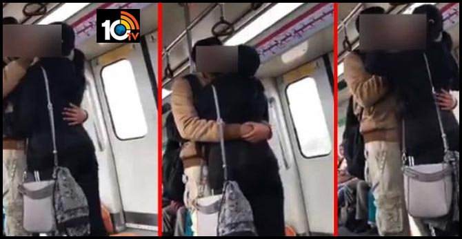 Young couple Romance in Delhi Metro video viral