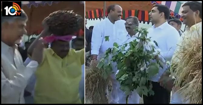 అసెంబ్లీ సమావేశాలు: నెత్తిన గడ్డిమోపుతో వినూత్న ప్రదర్శన అసెంబ్లీ సమావేశాలు: నెత్తిన గడ్డిమోపుతో వినూత్న ప్రదర్శన