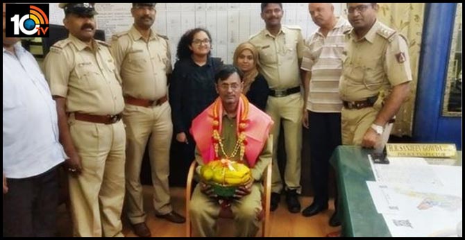 ఆటో వాలా మంచి మనస్సు : సన్మానించిన పోలీసులు ఆటో వాలా మంచి మనస్సు : సన్మానించిన పోలీసులు