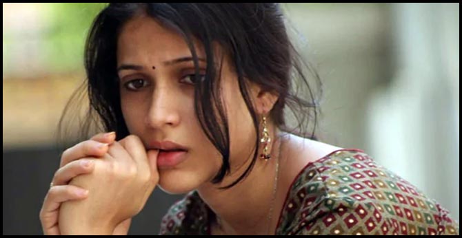 సినీనటి లావణ్య త్రిపాఠి ఇంటిపై డీజీజీఐ దాడులు సినీనటి లావణ్య త్రిపాఠి ఇంటిపై డీజీజీఐ దాడులు