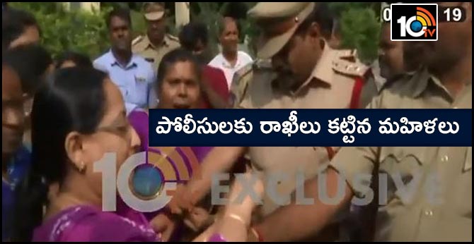 దిశ నిందితుల ఎన్ కౌంటర్ : పోలీసులకు రాఖీలు కట్టిన మహిళలు దిశ నిందితుల ఎన్ కౌంటర్ : పోలీసులకు రాఖీలు కట్టిన మహిళలు