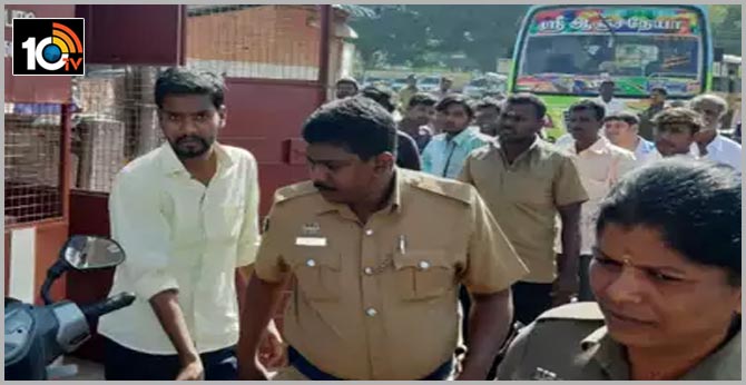 బస్సులో వెళ్తున్న అమ్మాయికి తాళి కట్టేశాడు: చితక్కొట్టి లోపలేశారు బస్సులో వెళ్తున్న అమ్మాయికి తాళి కట్టేశాడు: చితక్కొట్టి లోపలేశారు