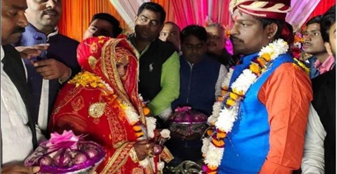 ట్రెండ్లీ, రిచ్ మ్యారేజ్ : ఉల్లి వెల్లుల్లి దండలు మార్చుకున్న వధూవరులు ట్రెండ్లీ, రిచ్ మ్యారేజ్ : ఉల్లి వెల్లుల్లి దండలు మార్చుకున్న వధూవరులు