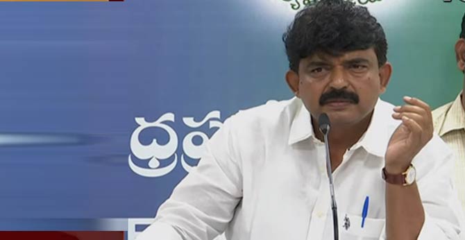 అమరావతి ఖర్చులో 10 శాతం పెడితే హైదరాబాద్ తలదన్నేలా వైజాగ్ అమరావతి ఖర్చులో 10 శాతం పెడితే హైదరాబాద్ తలదన్నేలా వైజాగ్