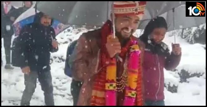 A groom travelled four km on foot to reach the bride's home