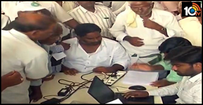 Amaravati Farmers Queue To CRDA Office