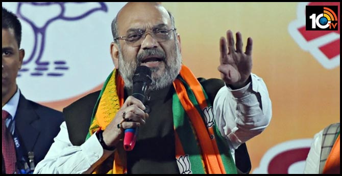 అమిత్ షా సభకు అడ్డొచ్చాడని కుర్చీతో కొట్టారు అమిత్ షా సభకు అడ్డొచ్చాడని కుర్చీతో కొట్టారు