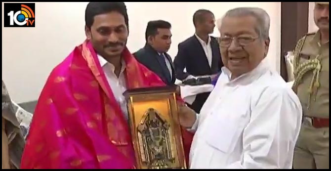 గవర్నర్ బిశ్వభూషణ్ తో సీఎం జగన్ సమావేశం : మూడు రాజధానుల అంశం చర్చకు వచ్చే అవకాశం గవర్నర్ బిశ్వభూషణ్ తో సీఎం జగన్ సమావేశం : మూడు రాజధానుల అంశం చర్చకు వచ్చే అవకాశం