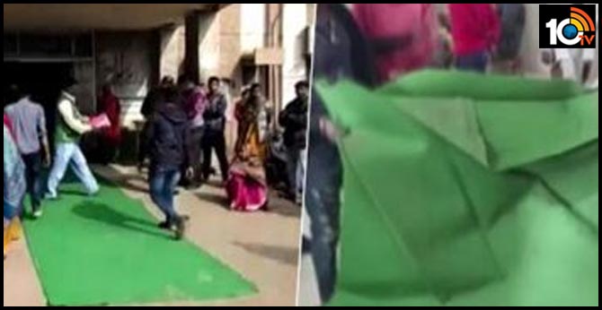 Kota infant deaths: Carpet rolled out for health minister visiting hospital, removed later