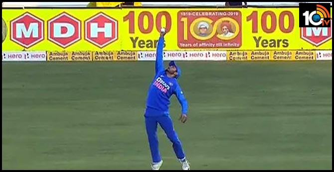 India vs Australia: Manish Pandey Takes One-Handed Stunner To Dismiss David Warner In 2nd ODI