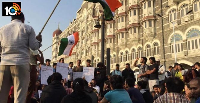 JNUలో హింస : విద్యార్థులతో ఆందోళనలో మహారాష్ట్ర మంత్రి JNUలో హింస : విద్యార్థులతో ఆందోళనలో మహారాష్ట్ర మంత్రి