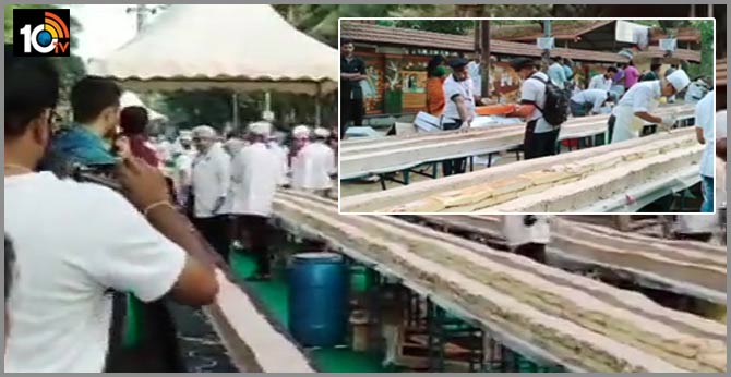 Kerala chefs make worlds longest cake measuring 6.5 kilomwtres in thrissur India 
