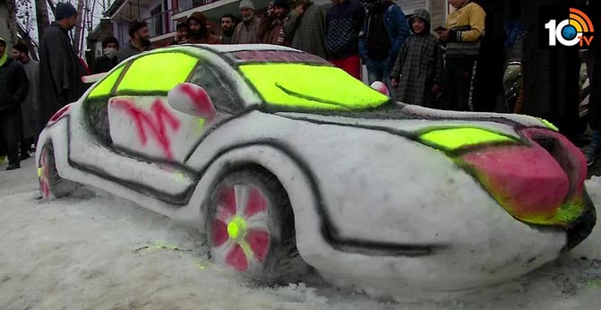 Man builds ‘car’ out of snow in Kashmir, detailing will surprise you