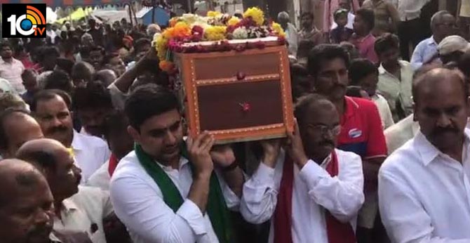 పాడె మోసిన నారా లోకేష్ : 10 మంది రైతులు చనిపోతే స్పందించరా పాడె మోసిన నారా లోకేష్ : 10 మంది రైతులు చనిపోతే స్పందించరా