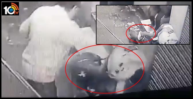 వైరల్ : బాలుడిపై దాడి చేసిన పెంపుడు కుక్క వీడియో వైరల్ : బాలుడిపై దాడి చేసిన పెంపుడు కుక్క వీడియో