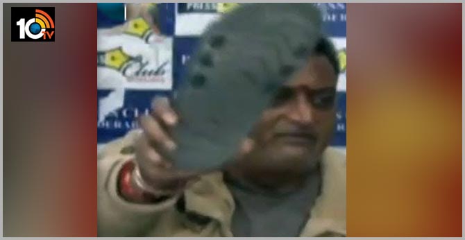 భావోద్వేగంలో చెప్పుతీసి టేబుల్ పై పెట్టిన పృధ్వీ భావోద్వేగంలో చెప్పుతీసి టేబుల్ పై పెట్టిన పృధ్వీ