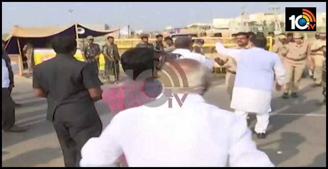 టీడీపీ ఎమ్మెల్సీలను అడ్డుకున్న పోలీసులు టీడీపీ ఎమ్మెల్సీలను అడ్డుకున్న పోలీసులు