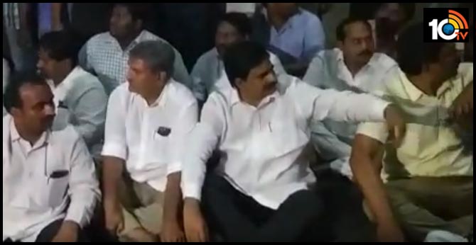 పోలీసుల అదుపులో మహిళలు : స్పందించిన జాతీయ మహిళా కమీషన్ పోలీసుల అదుపులో మహిళలు : స్పందించిన జాతీయ మహిళా కమీషన్