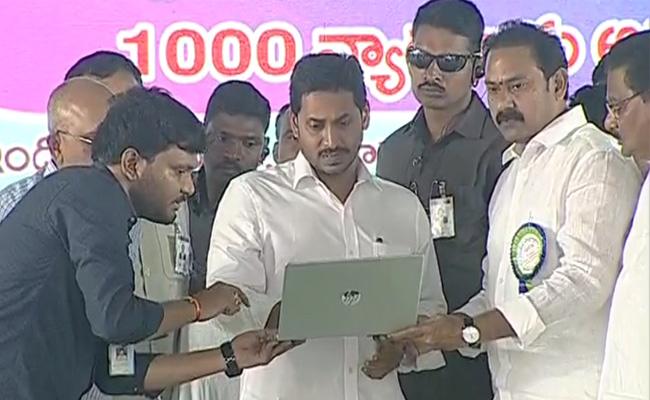 ఆరోగ్యశ్రీ : ఆరోజు వైస్సార్, ఈరోజు జగన్ ఆరోగ్యశ్రీ : ఆరోజు వైస్సార్, ఈరోజు జగన్