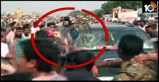 farmers pelt stones on ysrcp mla car