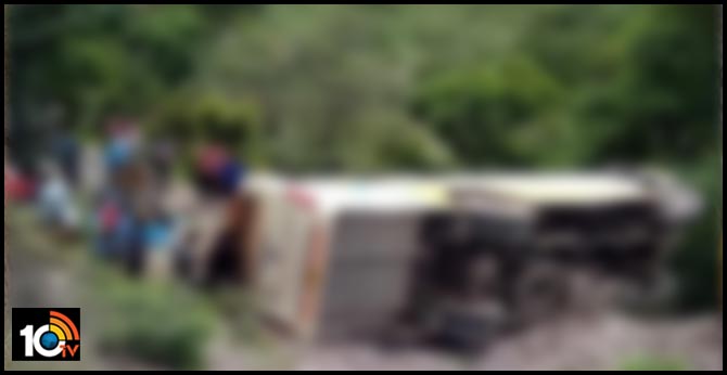 కర్ణాటకలో రోడ్డు ప్రమాదం..ఏపీ విద్యార్ధులకు తీవ్రగాయాలు కర్ణాటకలో రోడ్డు ప్రమాదం..ఏపీ విద్యార్ధులకు తీవ్రగాయాలు