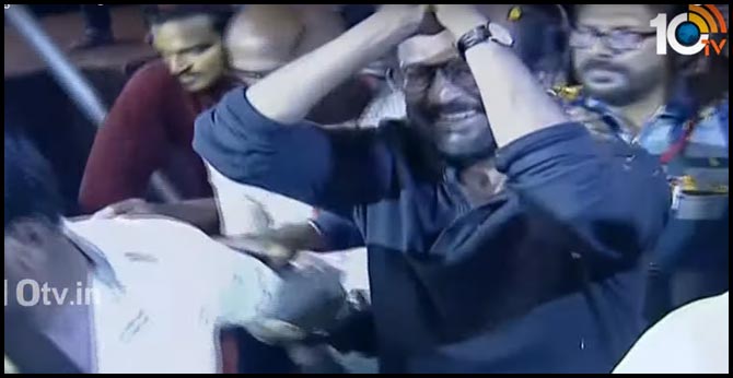 బక్కగా ఓ మూలాన కూర్చున్నాడు.. కళ్లజోడు పెట్టుకుని సెట్లోకి వచ్చాక మెరుపులే బక్కగా ఓ మూలాన కూర్చున్నాడు.. కళ్లజోడు పెట్టుకుని సెట్లోకి వచ్చాక మెరుపులే