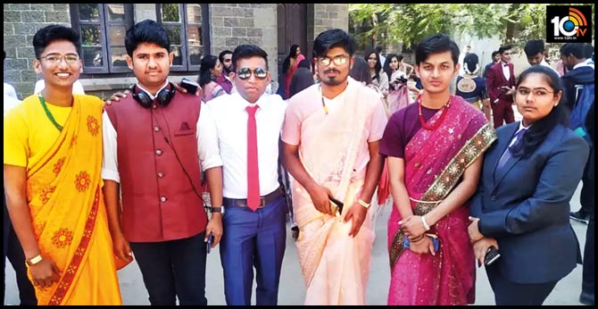 సందేశం కోసం : చీరలు కట్టుకుని వచ్చిన మగ విద్యార్థులు సందేశం కోసం : చీరలు కట్టుకుని వచ్చిన మగ విద్యార్థులు