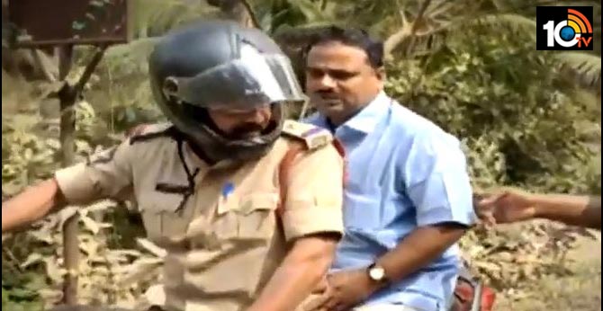 దారి తప్పిన గురువు : క్లాస్ రూమ్ లో లైంగిక వేధింపులు దారి తప్పిన గురువు : క్లాస్ రూమ్ లో లైంగిక వేధింపులు