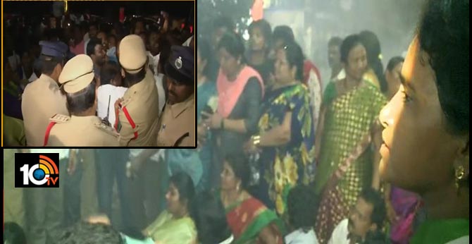 విశాఖ టీడీపీ కార్యాలయం వద్ద ఉద్రిక్తత విశాఖ టీడీపీ కార్యాలయం వద్ద ఉద్రిక్తత