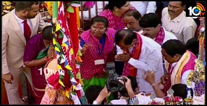 సమ్మక్క-సారక్క కు మొక్కలు చెల్లించుకున్న కేసీఆర్ సమ్మక్క-సారక్క కు మొక్కలు చెల్లించుకున్న కేసీఆర్