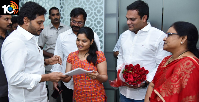 హంపి, హారిక తర్వాత ప్రత్యూషనే: అభినందించిన సీఎం జగన్ హంపి, హారిక తర్వాత ప్రత్యూషనే: అభినందించిన సీఎం జగన్