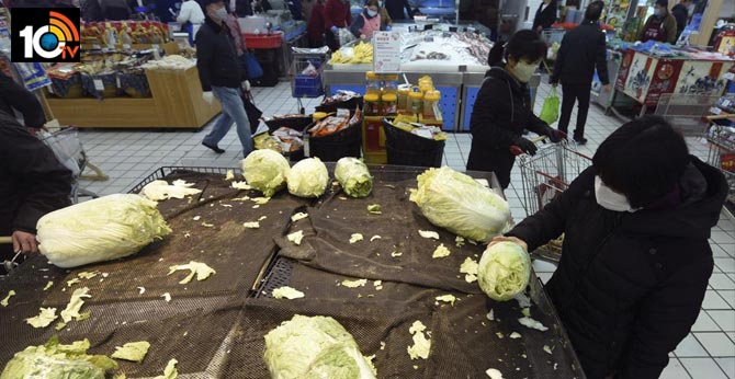 China scrambles to keep cities in virus lockdown fed