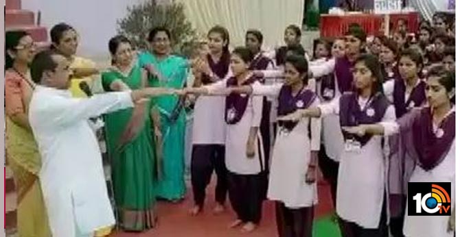 Day before Valentine’s Day: college girls administered oath against love marriage