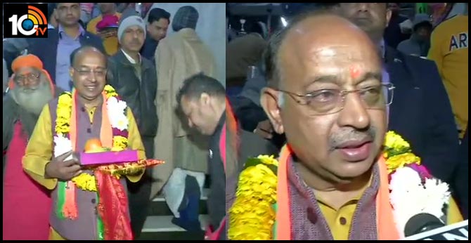 Delhi Assembly election Results 2020 bjp leader vijay goel visits hanuman temple ahea counting of votes