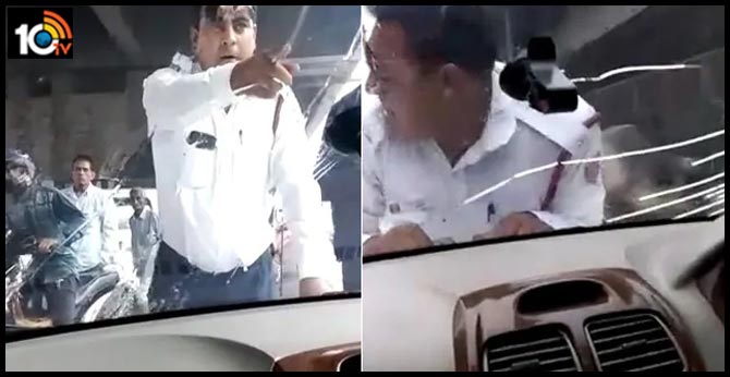కారు ఆపమన్న ట్రాఫిక్ పోలీసును 2 కిలోమీటర్లు లాక్కెళ్లాడు కారు ఆపమన్న ట్రాఫిక్ పోలీసును 2 కిలోమీటర్లు లాక్కెళ్లాడు