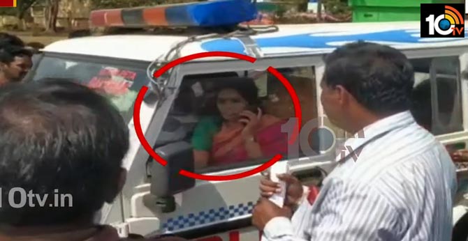 Farmars Fires on MRO Vanajakshi in Krishna District