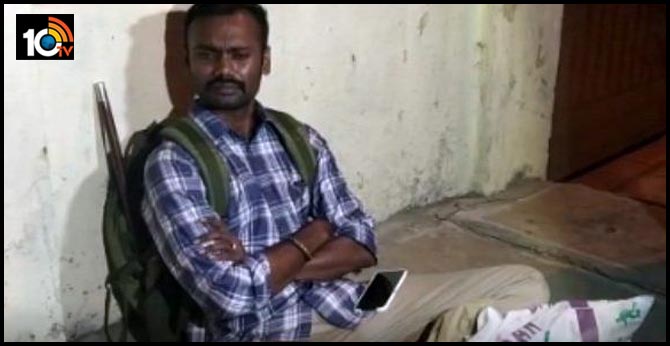 బిడ్డల కోసం భార్య ఇంటి ముందు ఐపీఎస్ అధికారి ధర్నా బిడ్డల కోసం భార్య ఇంటి ముందు ఐపీఎస్ అధికారి ధర్నా