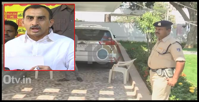 IT raids in TDP leader Srinivasalu Reddy's home