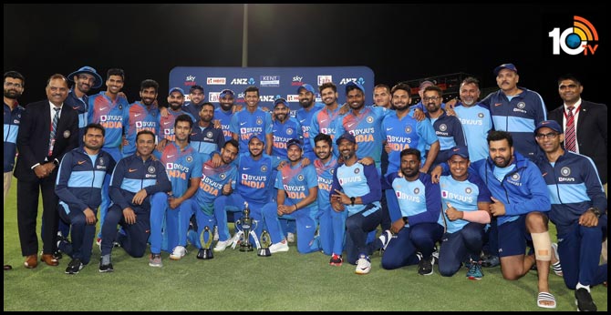 5th T20 : 7రన్స్ తేడాతో విన్, న్యూజిలాండ్ లో… ఇండియా హిస్టరీ… 5-0తో క్లీన్ స్వీప్ 5th T20 : 7రన్స్ తేడాతో విన్, న్యూజిలాండ్ లో… ఇండియా హిస్టరీ… 5-0తో క్లీన్ స్వీప్