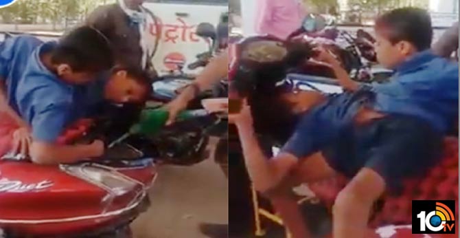 అవిభక్త కవలల స్కూటర్ రైడింగ్ అదుర్స్..! వీడియో వైరల్ అవిభక్త కవలల స్కూటర్ రైడింగ్ అదుర్స్..! వీడియో వైరల్